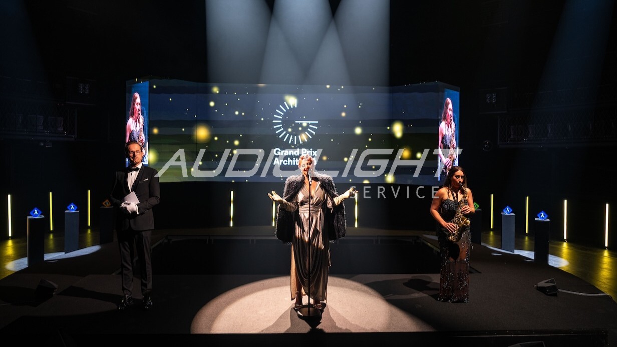 nasvícení zpěvačky na podiu