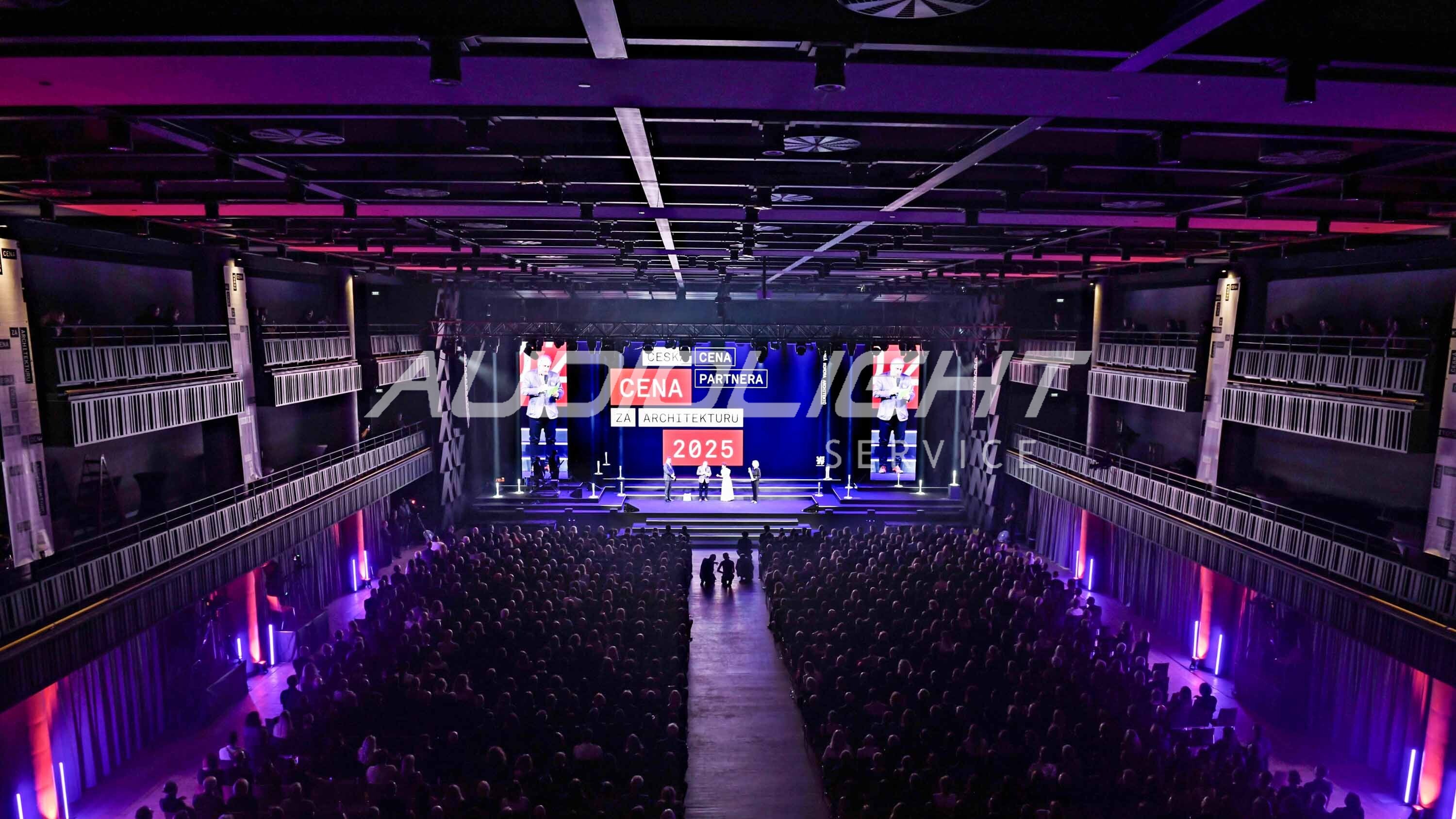 barevné nasvícení sálu galavečera