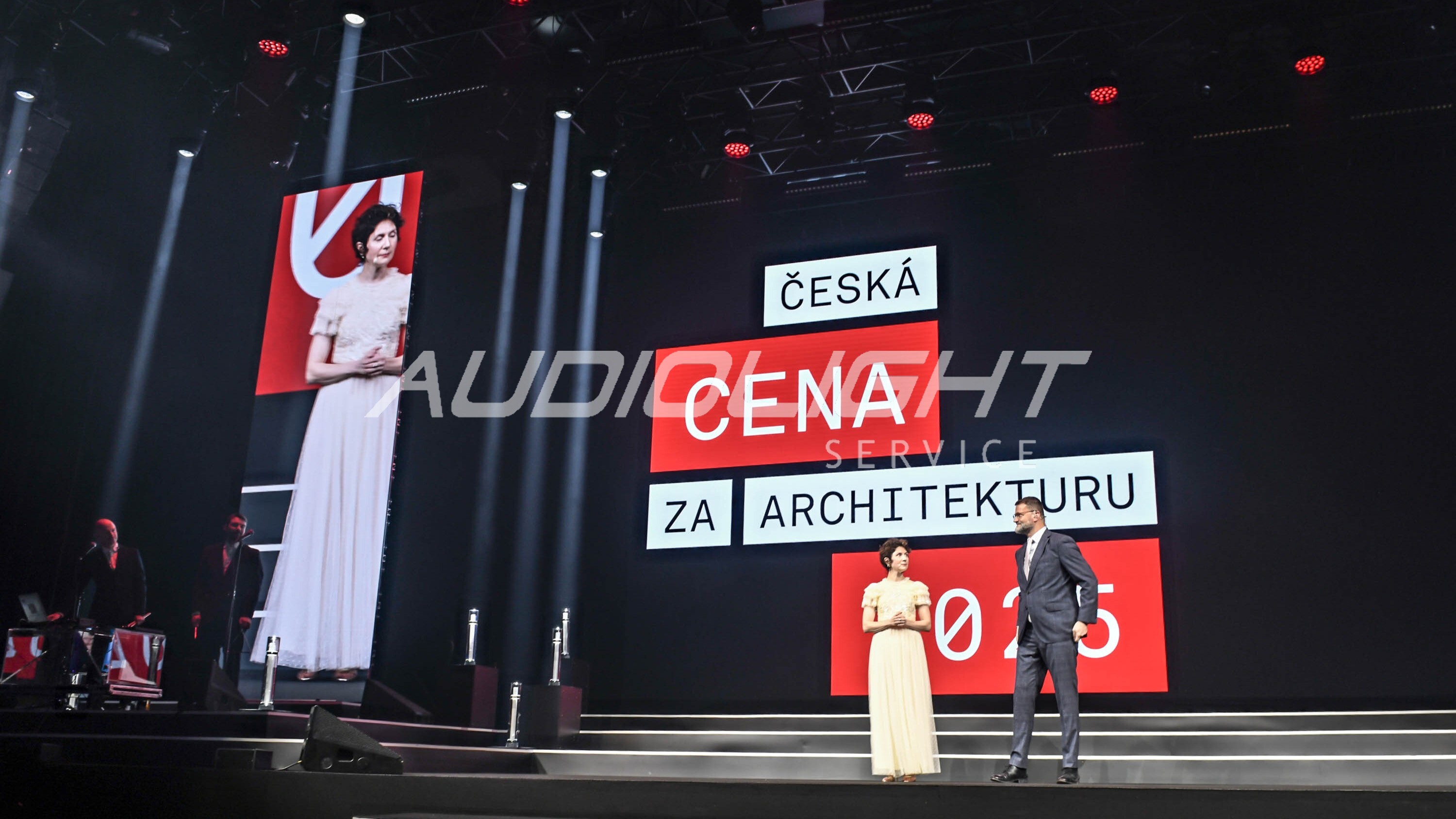 moderátoři na podiu uváděli program