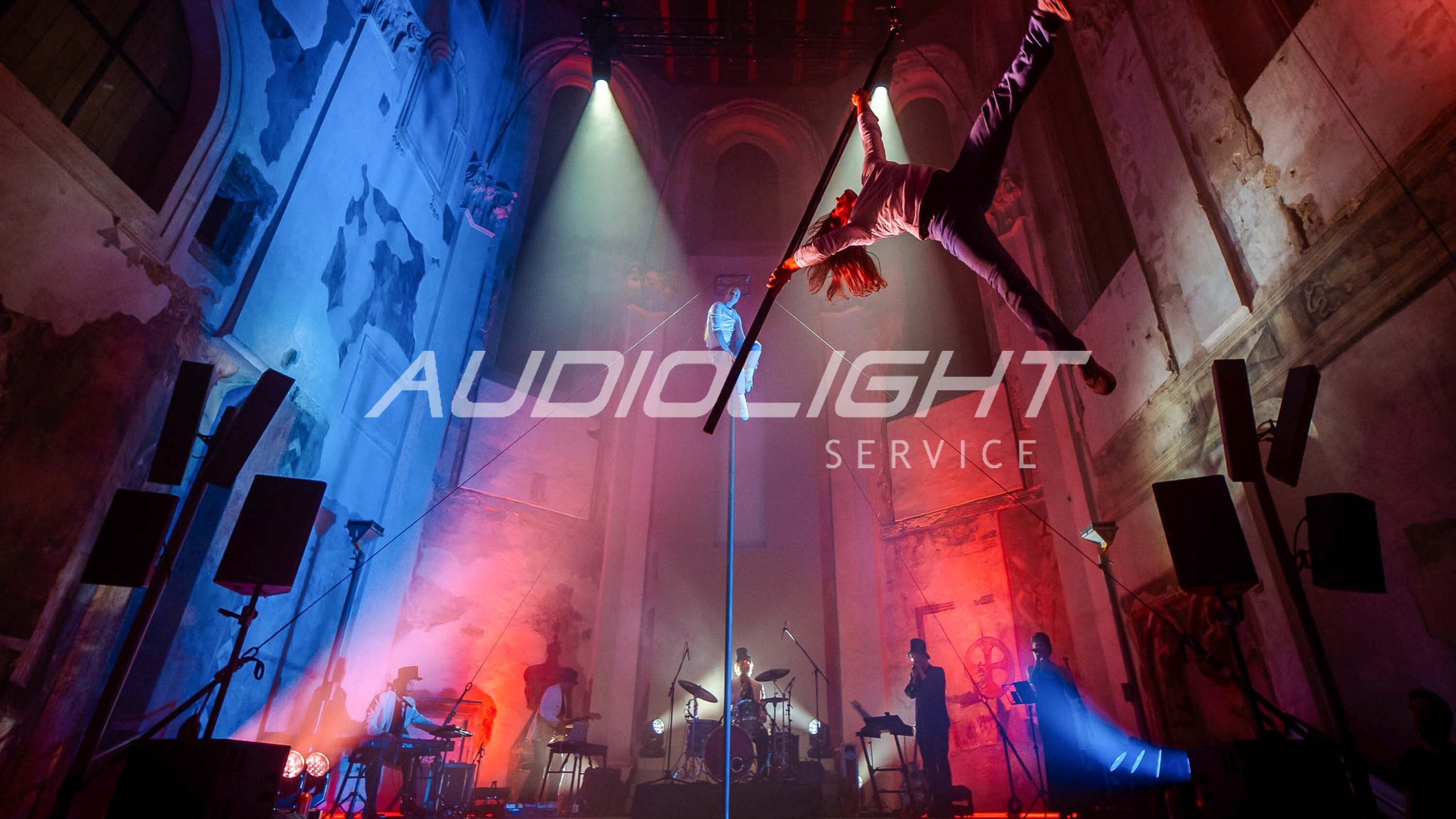 nasvícení umělců během celého večera