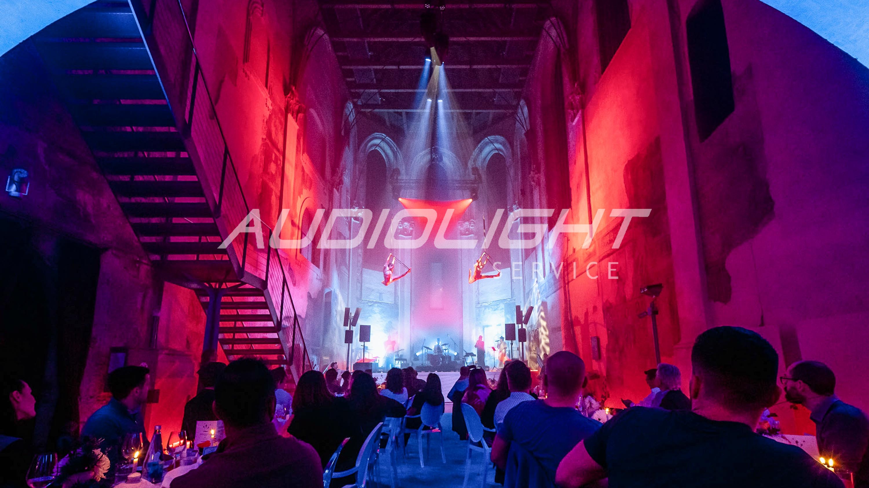 hosté v sálu u večeře