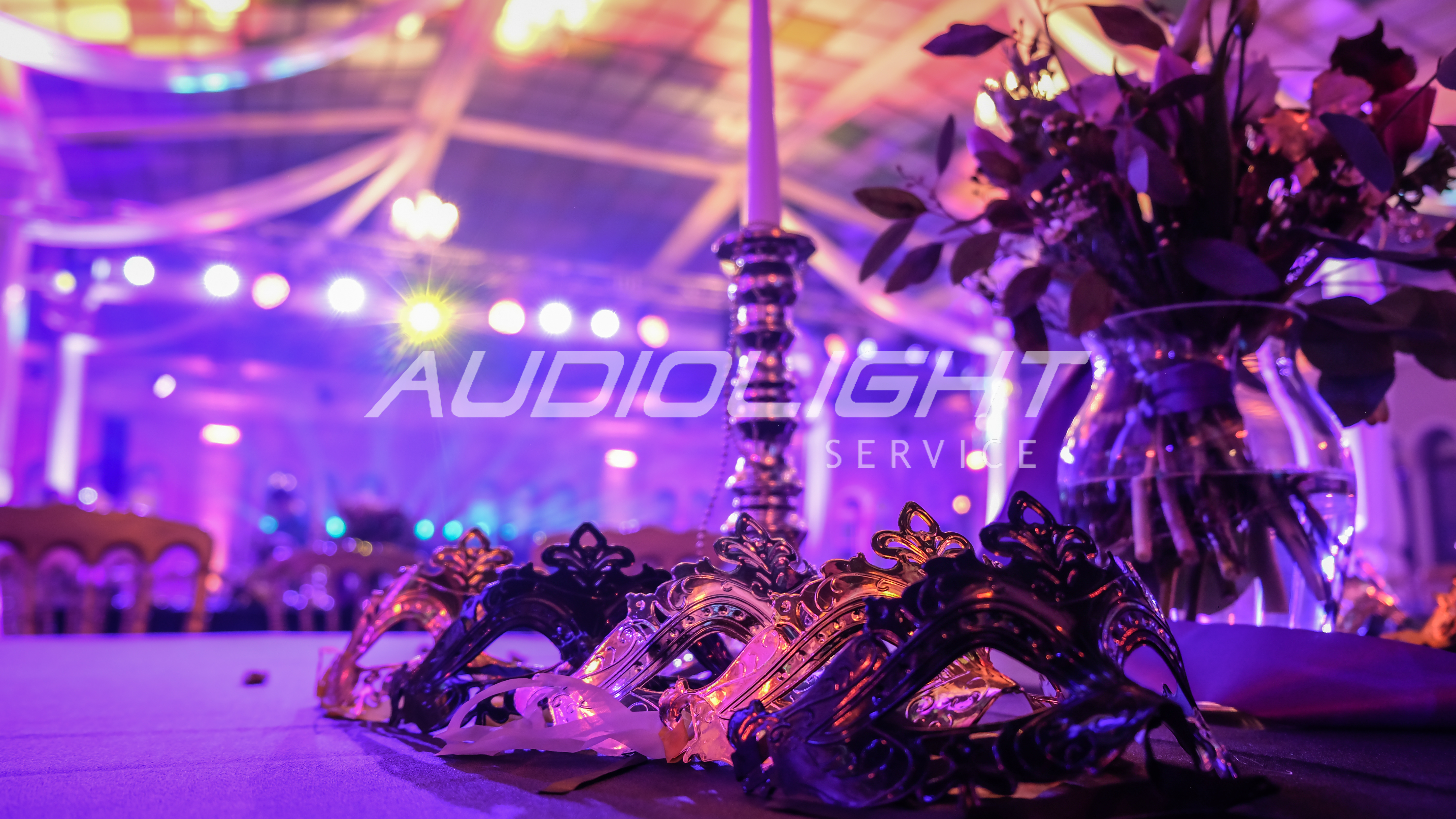 gala večer v maskách se zavěšenými dekoracemi