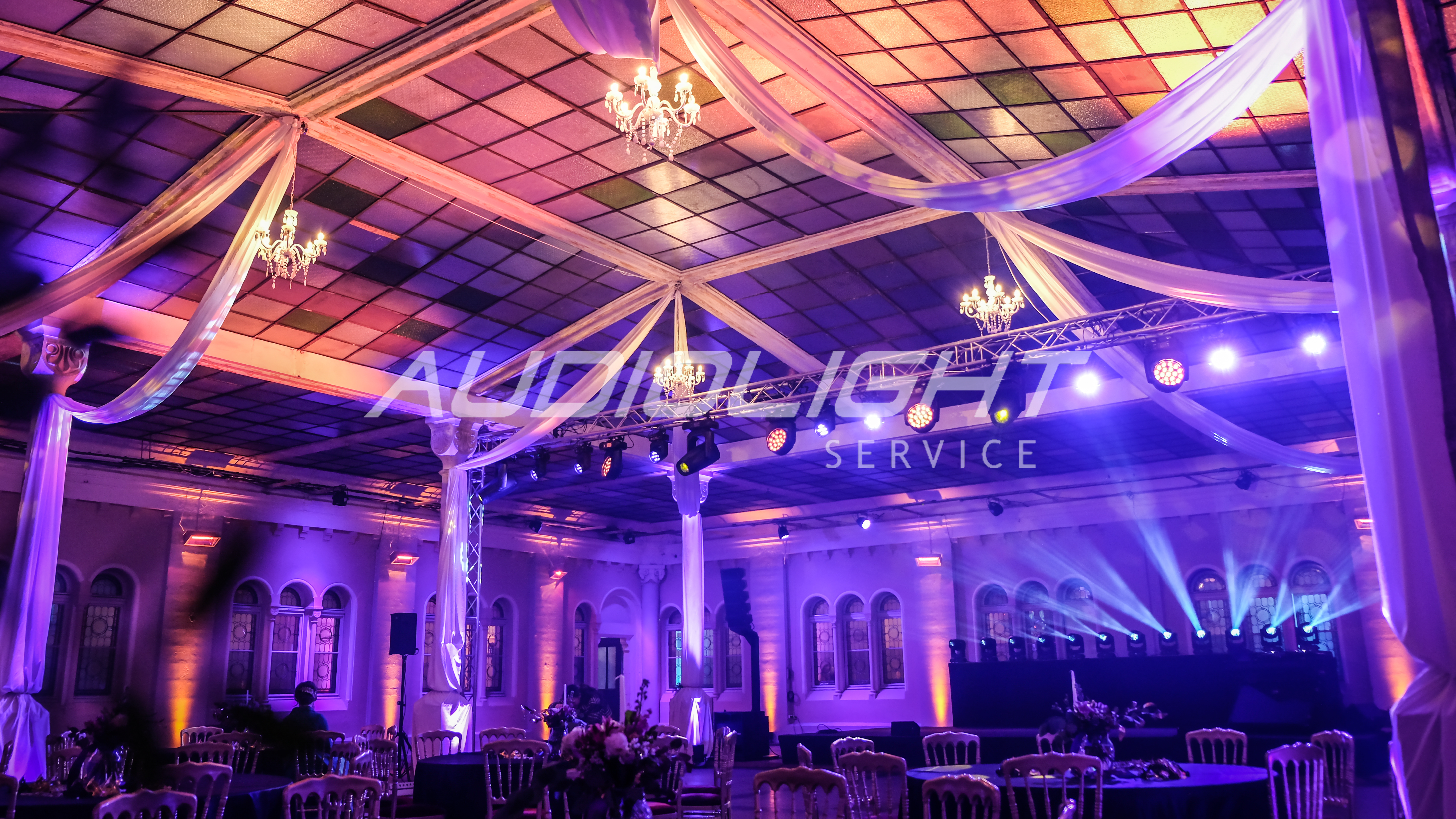 light design v sálu hustorické budovy bývalého kláštera