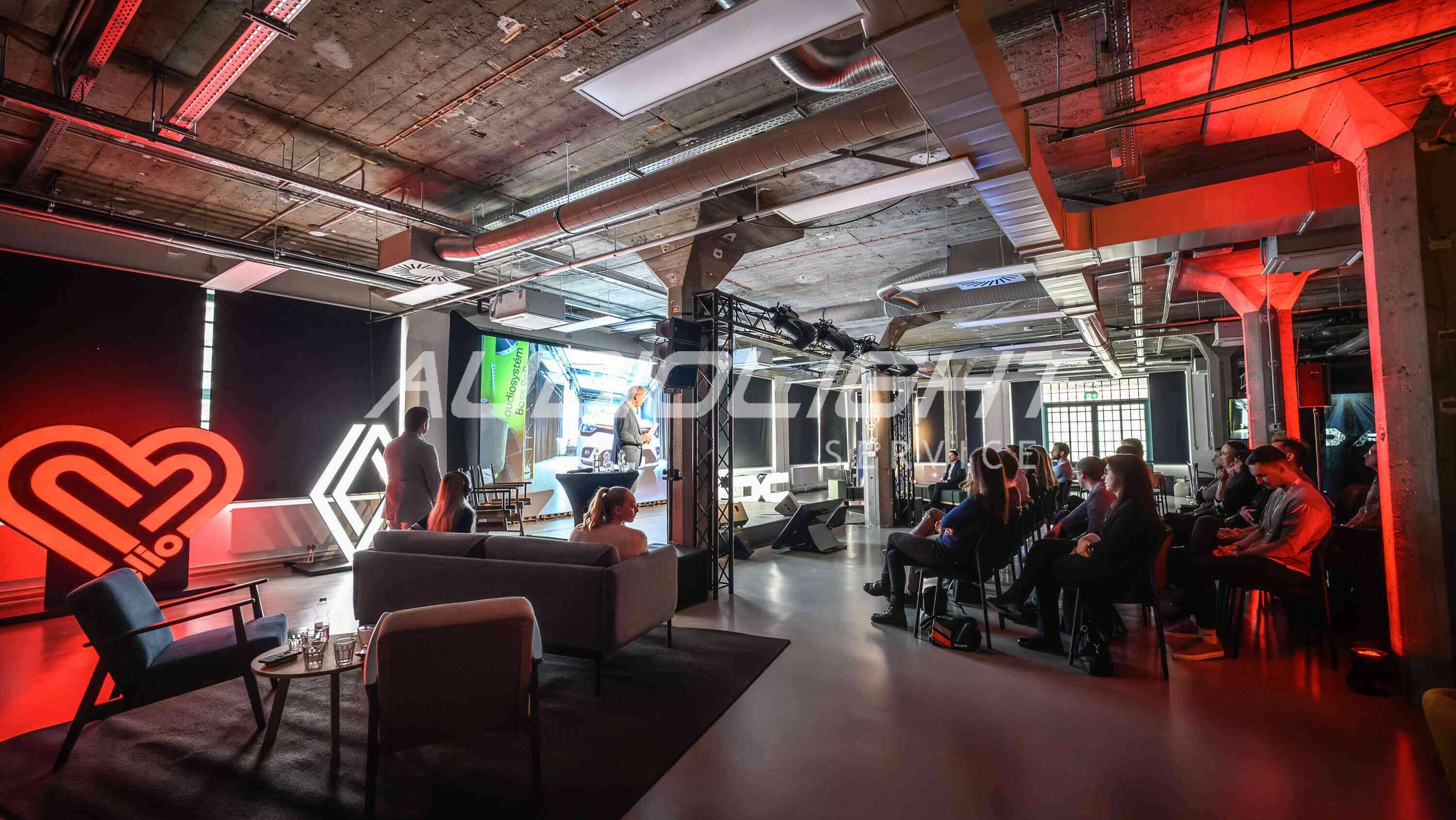 hosté v sále Pragovky