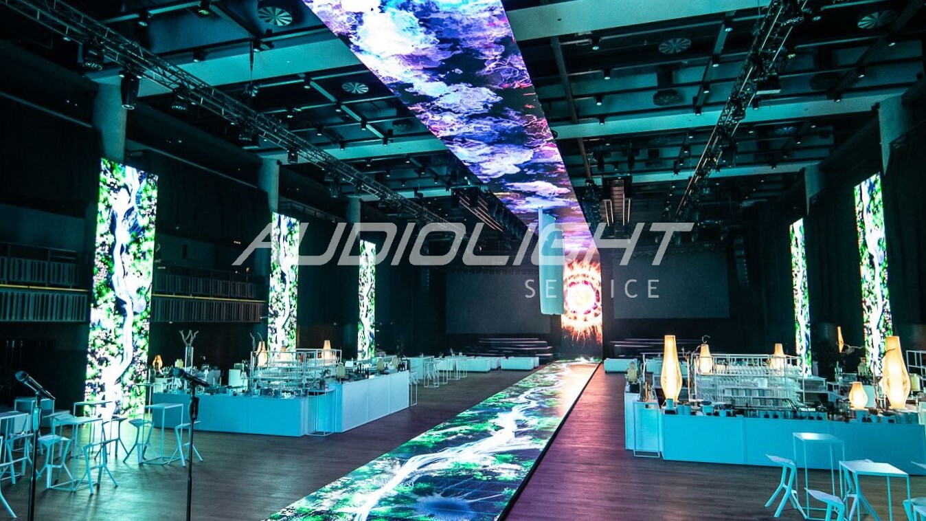 několik tisíc LED panelů