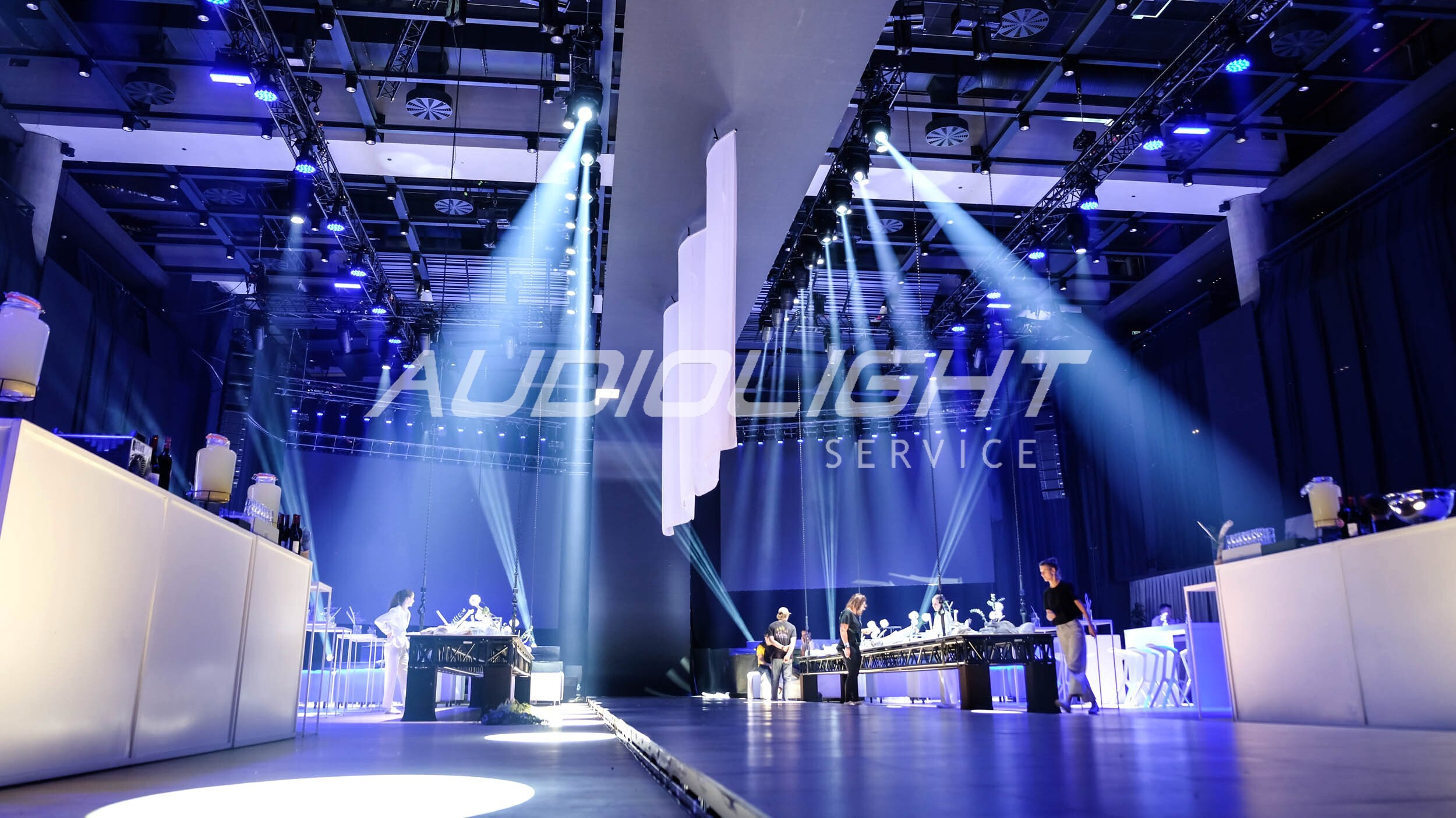 bary, pohyblivé stoly a elipsová LED stěna