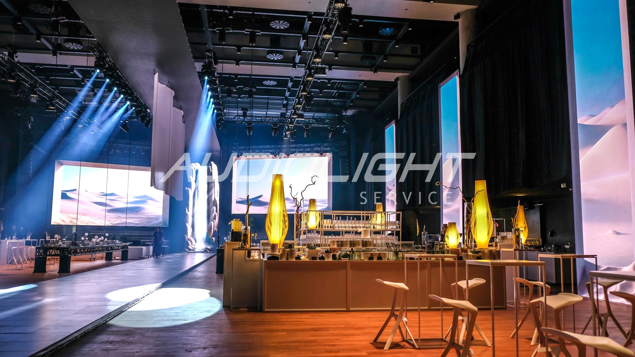 bar a posezení pro 600 hostů