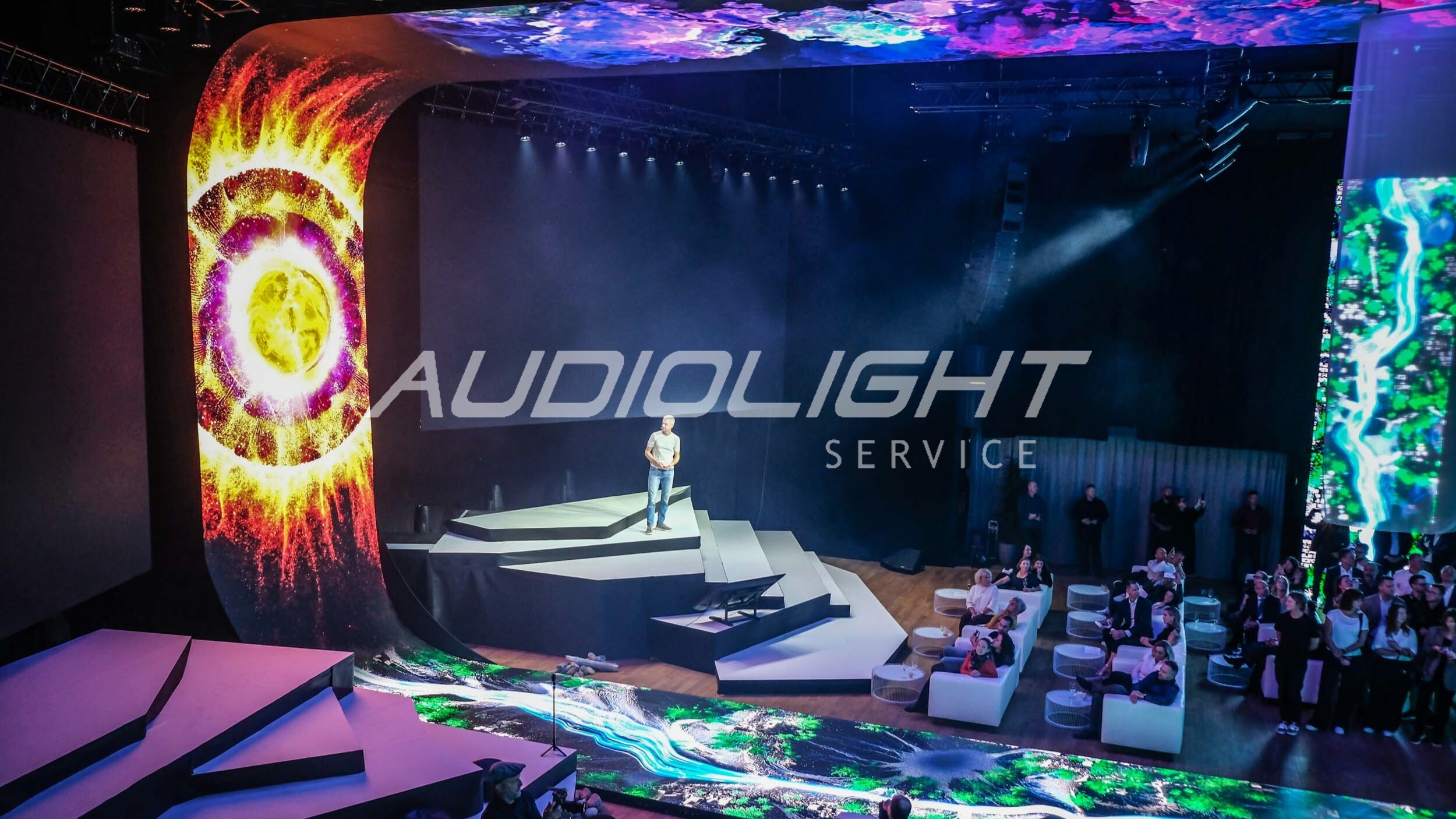 schodišťové podium pro speakera i scénky