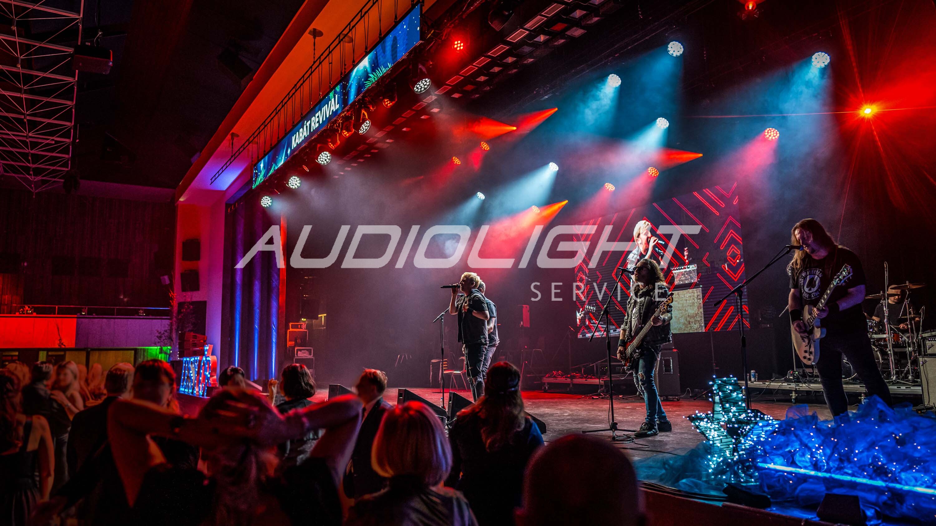 barevné nasvícení kapely na podiu