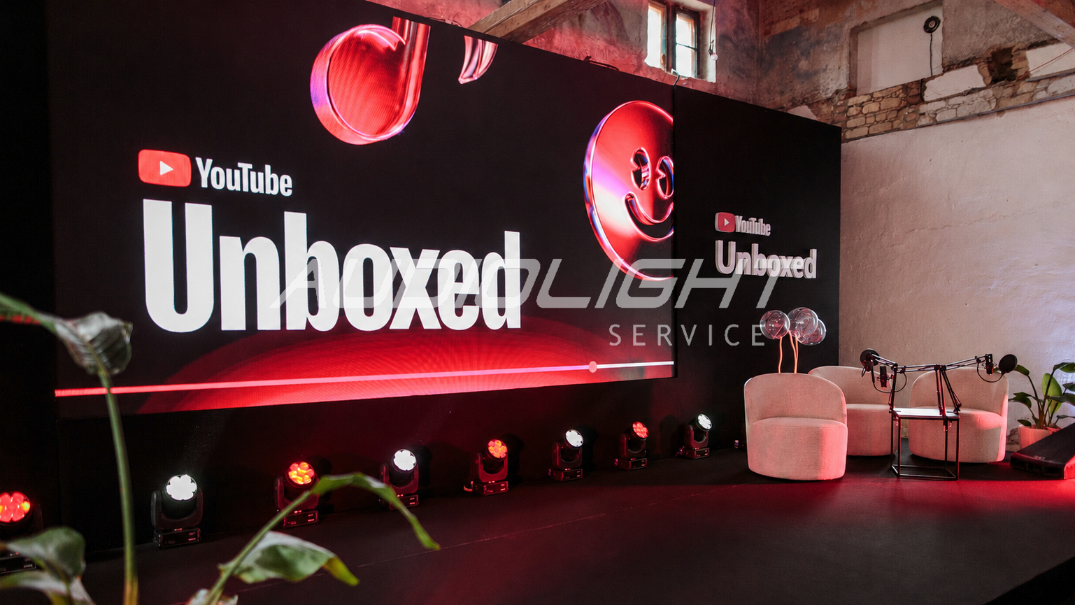 LED stěna s logem YouTube